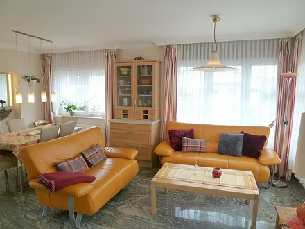 Helles, hochwertig ausgestattetes Wohnzimmer, Couchgarnitur und Essbereich aus echtem Leder, mit hochwertigem Natursteinboden