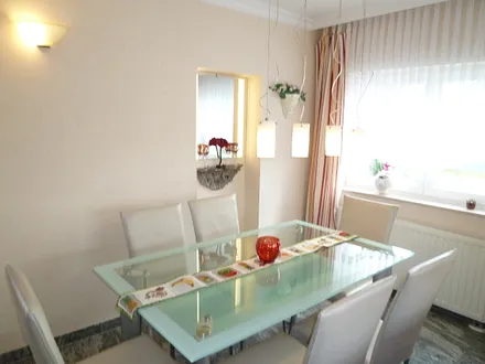 Wohnzimmer mit Stuckelementen, komfortable Ledergarnitur, Sat-TV