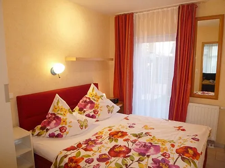 Modernes Schlafzimmer mit hochwertigem Boxspringbett