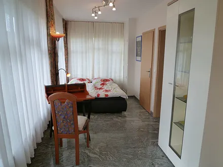 Helles Zimmer mit weiteren Schlafmöglichkeiten