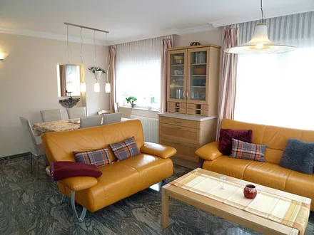 Wohnzimmer, Blick auf die Terrasse im Grünen