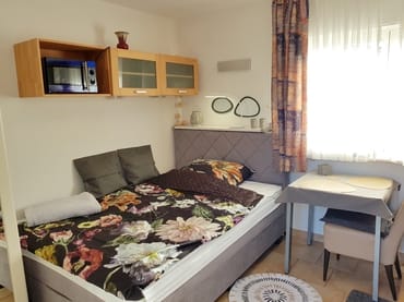 Helles, kombiniertes Wohn-/Schlafzimmer mit hochwertigem und gemütlichem Boxspringbett für ein oder zwei Personen