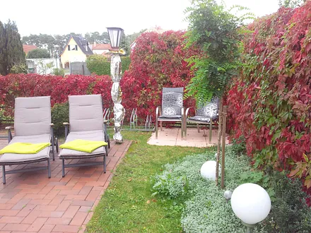 Große Terrasse, geschützt und nach Süden orientiert, mit bequemen Rollliegen und Grillmöglichkeit