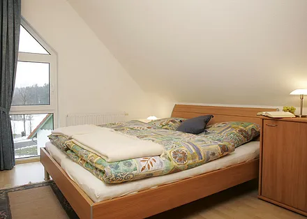 Schlafzimmer I mit Doppelbett 180 cm x 200 cm 