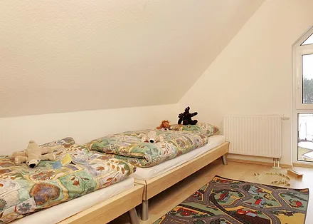 Schlafzimmer II mit 2 Einzelbetten 90 cm x 200 cm 