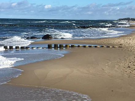 der schöne Strand im Herbst