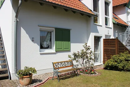 Vorgarten mit Sitzbank