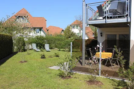 Für den Garten stehen Ihnen noch zwei Liegen zur Verfügung, Fahrradständer und Parkplatz befinden sich direkt vor dem Haus