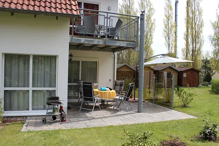 Großer Garten mit erweiterter Terrasse, teilweise überdacht, bequeme Gartenstühle mit Auflagen