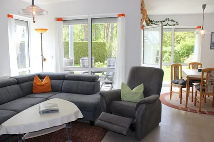 Separater Eßplatz mit schöner Aussicht auf Garten und Wald, Zugang zur Terrasse