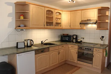 Moderne Küchenzeile mit Glaskeramikherd, Grill, Geschirrspüler, Mikrowelle, Wasser-/ Eierkocher, Kaffeemaschine, reichhaltige Geschirrausstattung