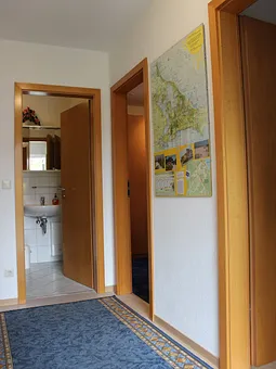 Der Flur mit Garderobe, Wirtschaftsschrank und Informationstafel für Urlauber (Weitere Informationen in der Gästemappe)