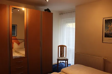 Schlafzimmer mit Zugang zum Vorgarten