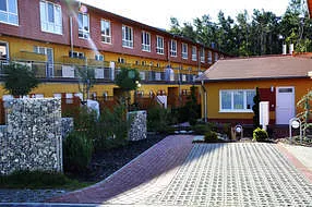 Gebäudeansicht mit Rezeption