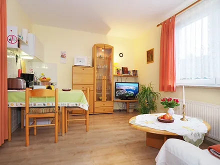 Gemütlicher Wohnraum mit Küche