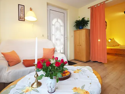 Couchecke mit Blick ins Schlafzimmer