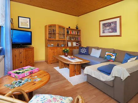 Gemütlicher Wohnraum mit großer Couchecke