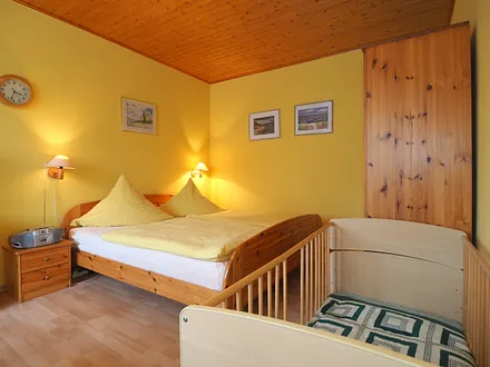 Schlafzimmer mit Kinderbettoption