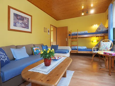 Wohnraum mit Doppelstockbett für die Kleinen