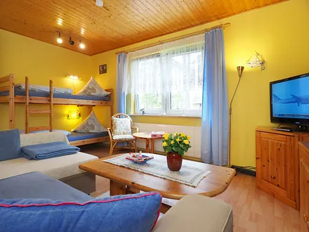 Heller Wohnraum mit Flat-TV