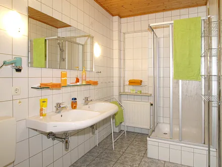 Badezimmer mit Dusche und Doppelwaschbecken