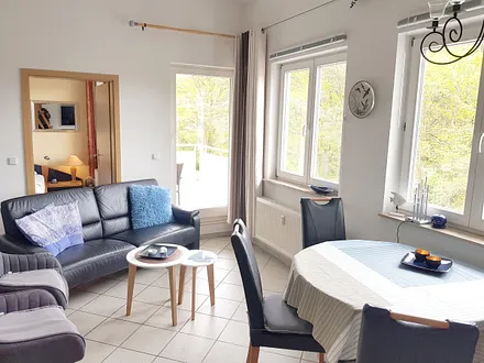 Helles Wohnzimmer mit Ostseeblick, moderne Einrichtung aus echtem Leder