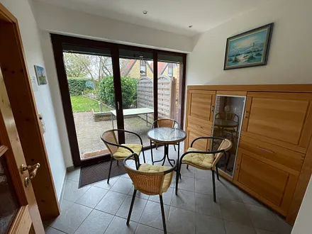 Wintergarten mit Blick in den Garten