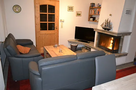 Wohnbereich mit Blick auf Kamin