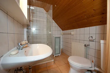 Das Bad ist klein, aber gut ausgestattet.