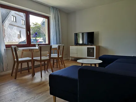 Wohnzimmer mit TV und Esstisch