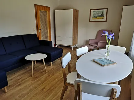 helles Mobiliar im Wohnzimmer