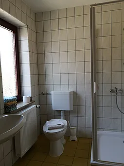 Bad mit Fenster, Dusche und WC