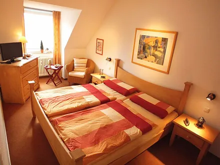 Hochstellbare Matratzen lassen auch hier einen gemütlichen Fernsehabend zu.