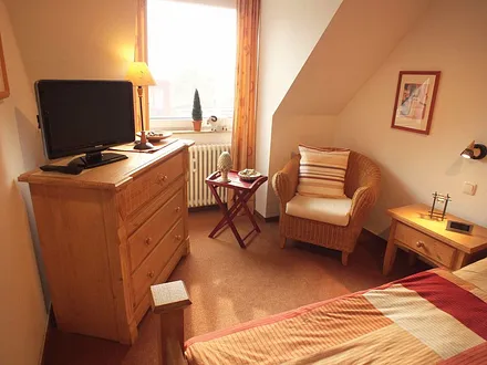 Kleine Sitz- und Lese-Ecke im Schlafzimmer.