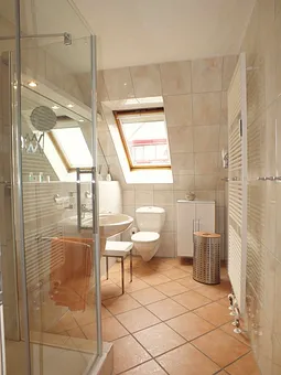 Im großzügigen Bad kann man sich auch zu Zweit aufhalten.