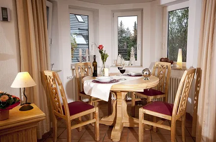 Ansprechende Essecke im Turm