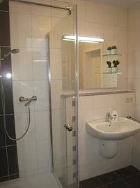 Bad mit Dusche und WC