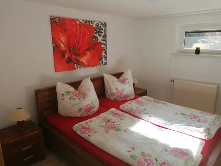 Schlafzimmer 1 mit Bett 1,80× 2,00m