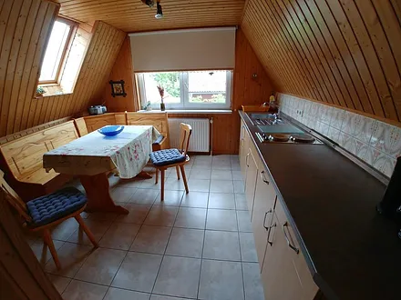 Eine große Küche mit  Sitzecke.