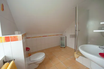 Großzügiges Bad mit Fußbodenheizung