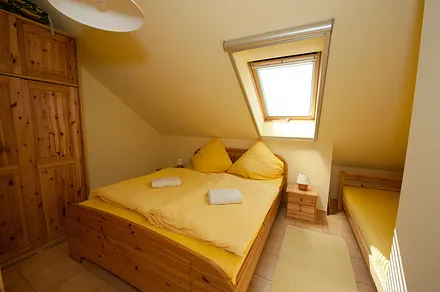 Das Schlafzimmer bietet Platz für drei Personen. Ein Babyreisebett kann hier auch aufgestellt werden.