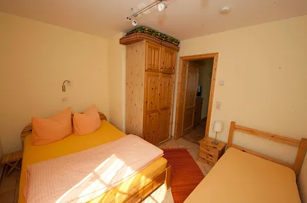 Im zweiten Schlafzimmer können drei Personen schlafen. Das Doppelbett ist 1,40 m breit.