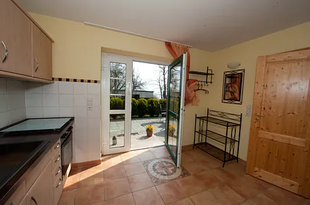 Der direkte Weg ins Freie, auf die Terrasse und mit Blick zum Wasser