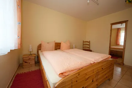 Schlafimmer für zwei mit Doppelbett. Hier stellen wir bei Bedarf das Kinderreisebett auf.