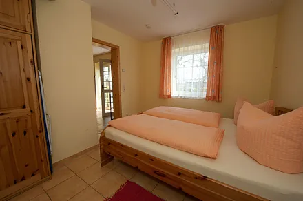 Das Doppelbett hat getrennte Matratzen.