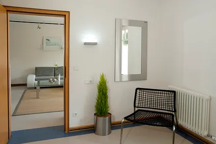 Blick vom Schlafzimmer in das Wohnzimmer