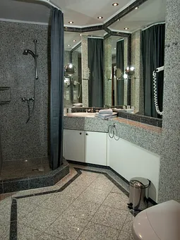 Ihr Duschbad mit Fußbodenheizung, kompl. ital. Granit gefliest