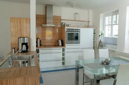 Einbauküche mit Esstischgruppe