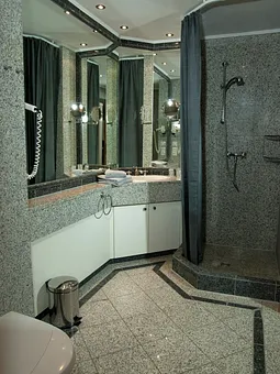 Duschbad mit Fußbodenheizung, kompl. mit ital. Granit gefliest