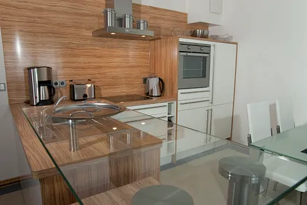 Küchenbereich, mit kompl. ausgestattete Einbauküche 